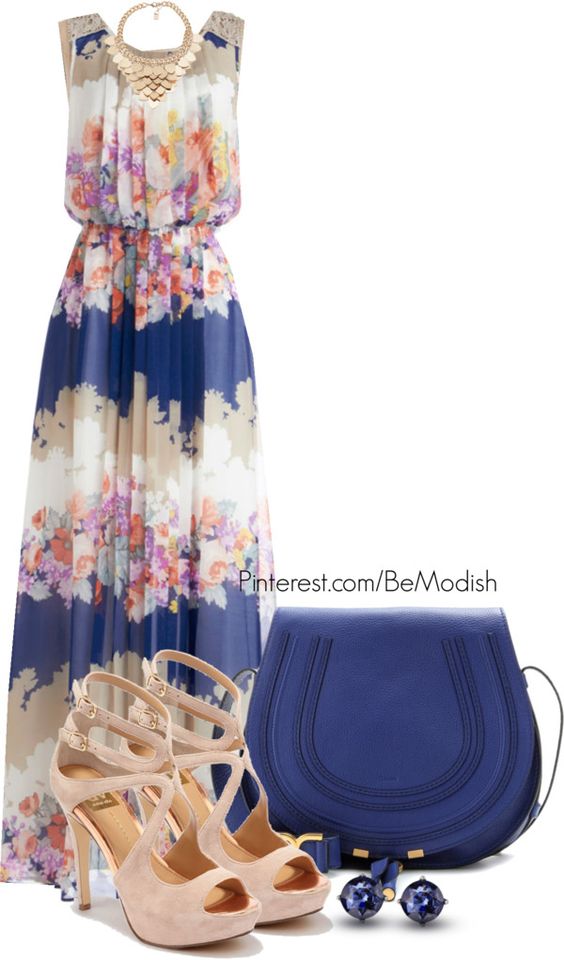 На фото: новый лук с длинным платьем с цветочным принтом и синей сумкой.