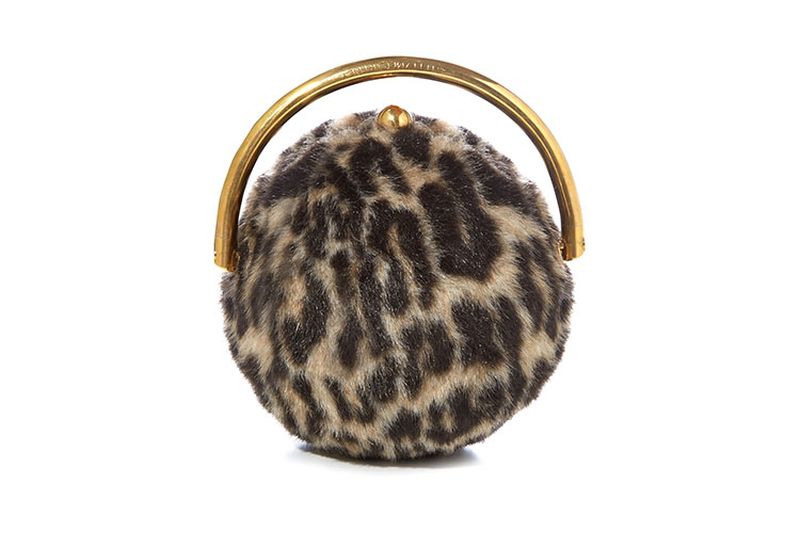 На фото: аксессуары с мехом - маленькая дамская сумочка обшитая мехом под леопарда.