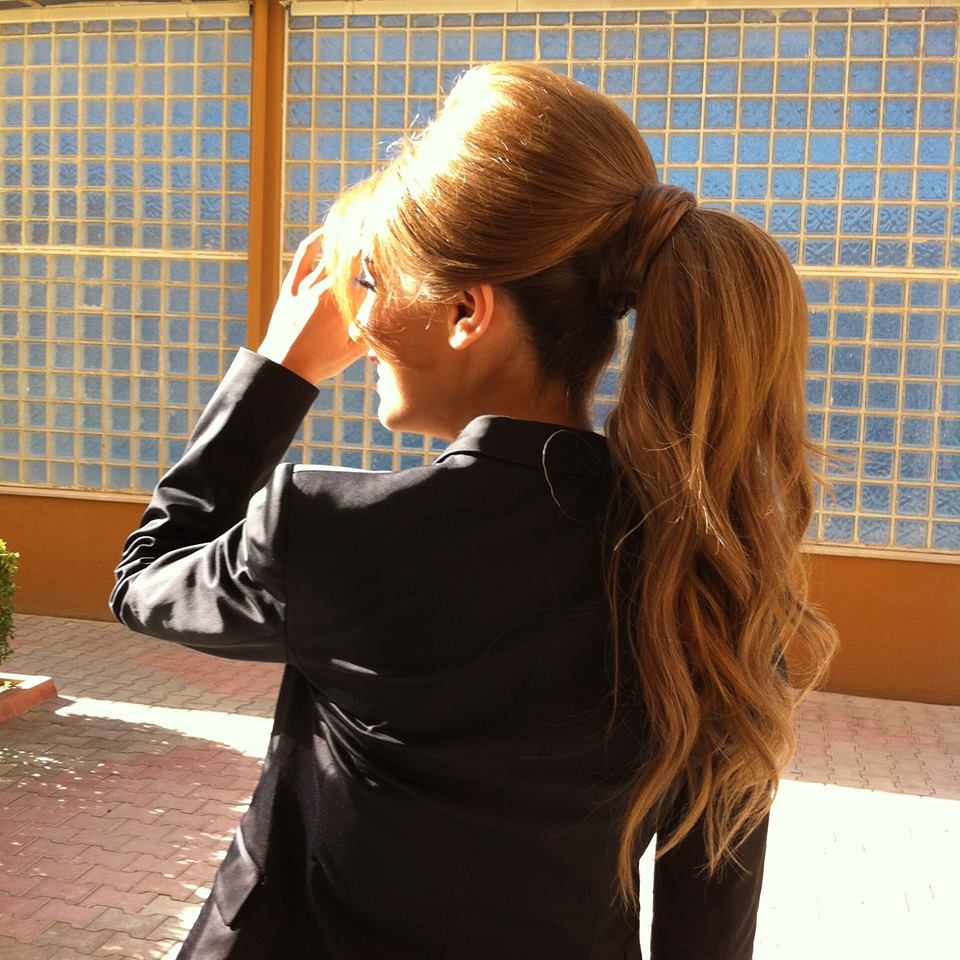 На фото: красивые прически на длинные волосы - прически Конский хвост: классика не выходит из моды.