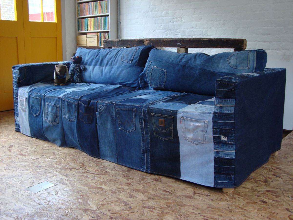 На фото: нтерьер из старых джинсов - диванные подушки.