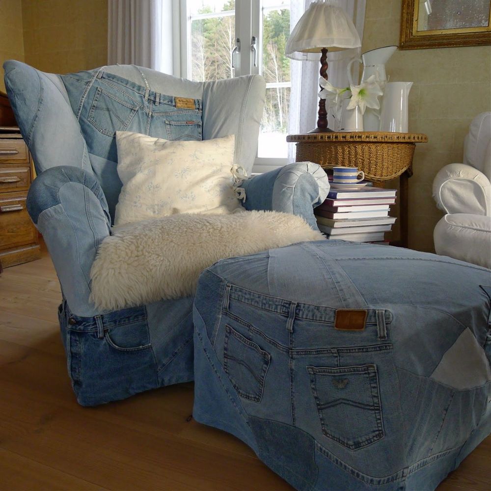 На фото: нтерьер из старых джинсов - диванные подушки.