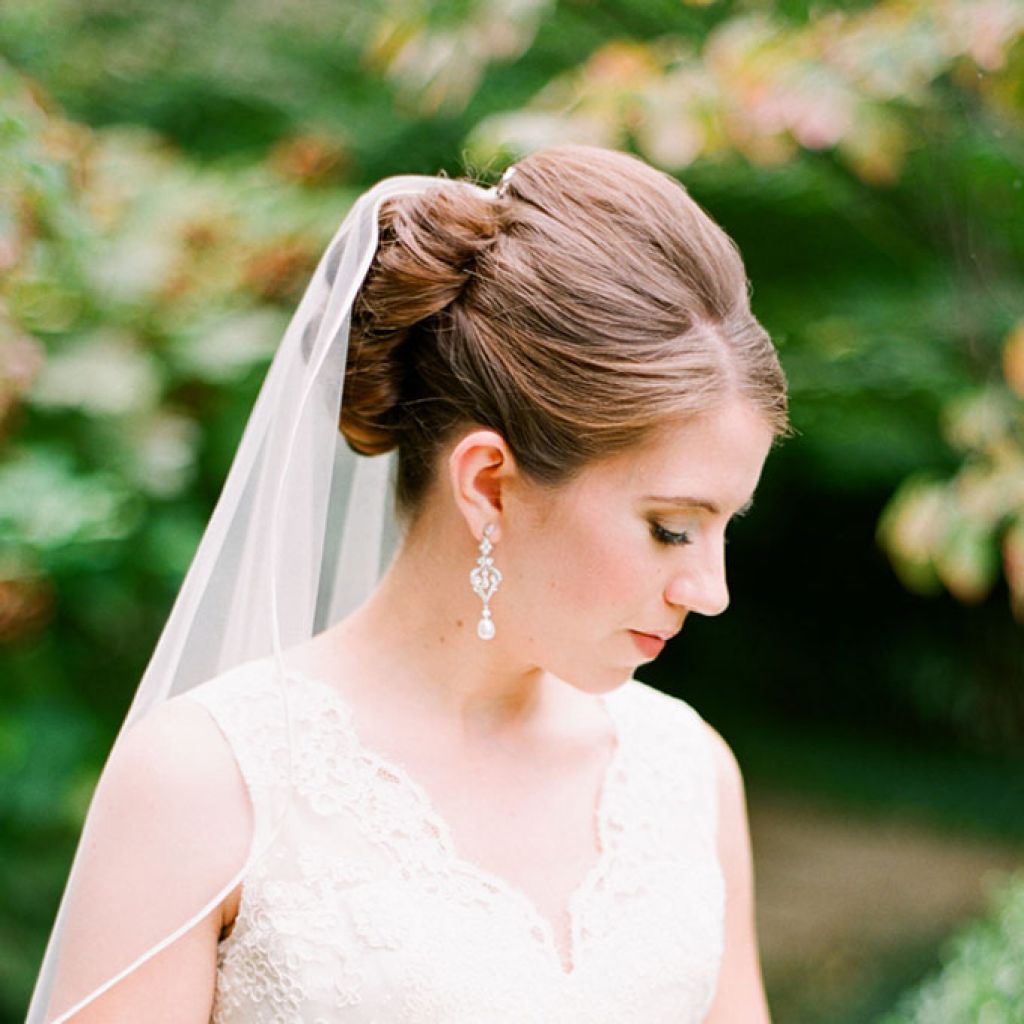 На фото: свадебная прическа с фатой - фата, закреплённая сзади головы обычными шпильками.