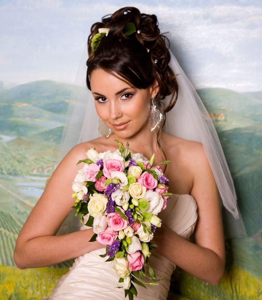 На фото: свадебная прическа с фатой - фата, закреплённая сзади головы обычными шпильками.