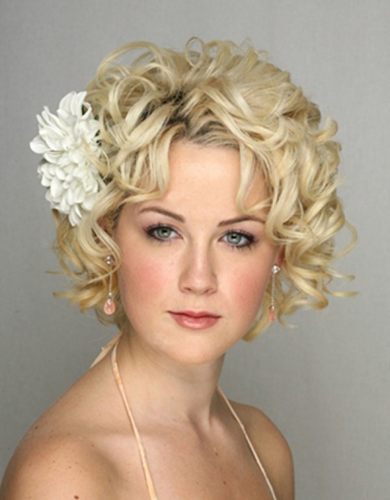 На фото: свадебная прическа с короткими волосами с цветком в волосах.