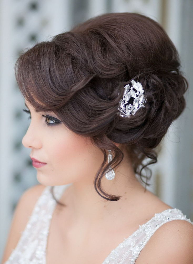 На фото: свадебная прическа с короткими волосами с брошкой в волосах.
