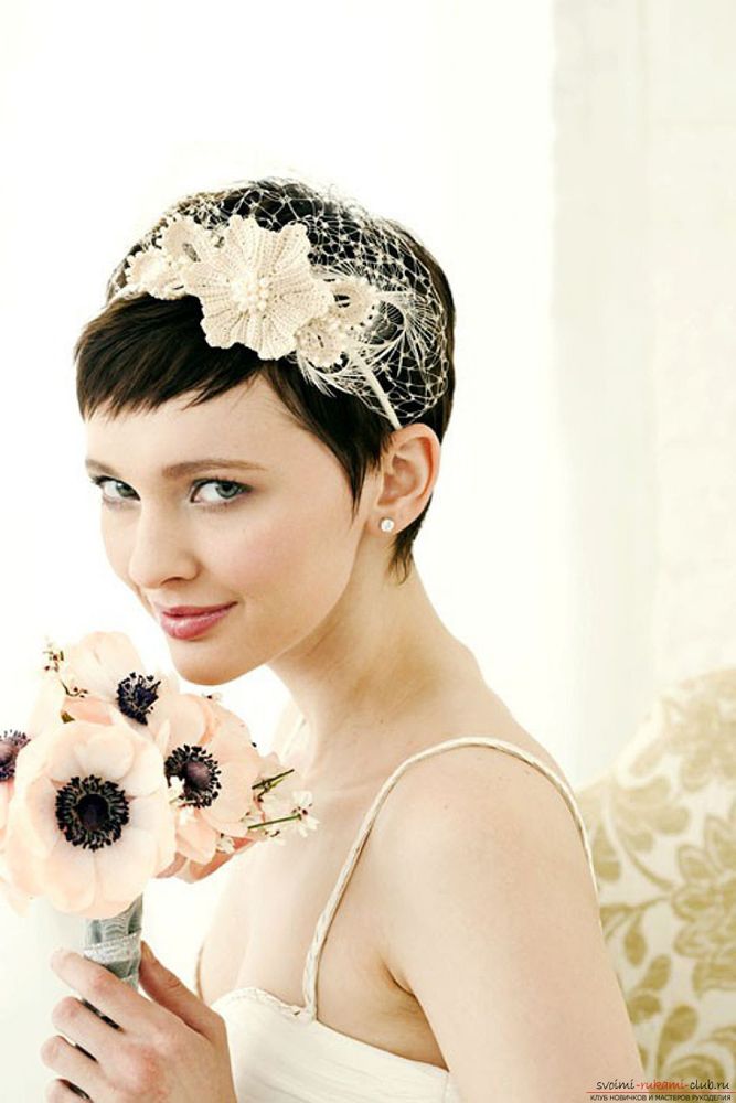 На фото: свадебная прическа с короткими волосами с диадемой.