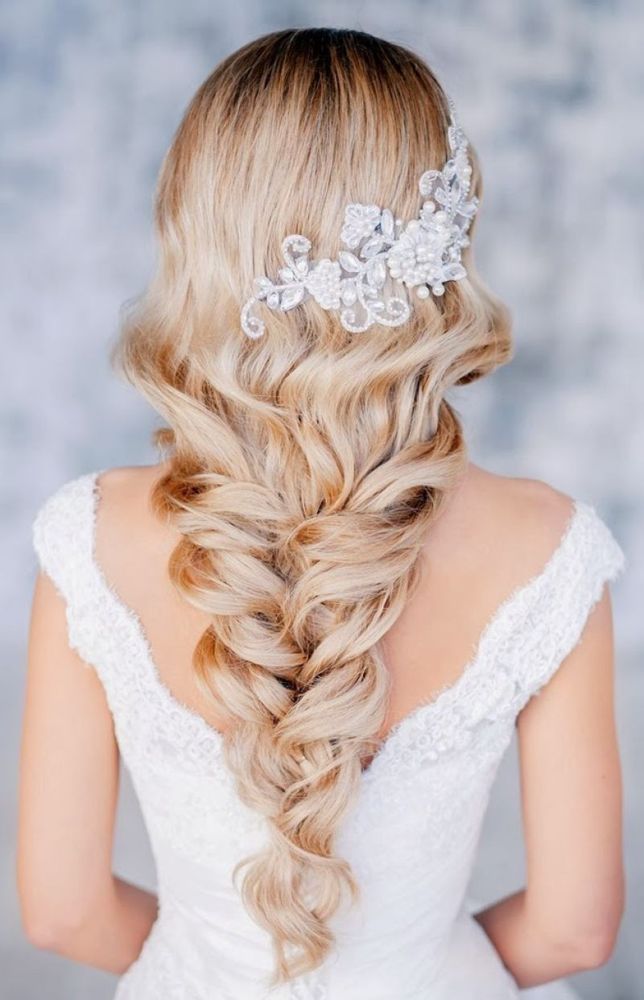 На фото: свадебные прически на длинные волосы: небрежно заплетенные в косы