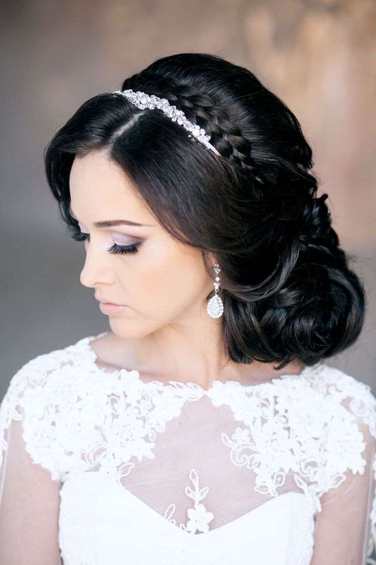 На фото: свадебные прически на длинные волосы: локоны волос собраны в пучок.
