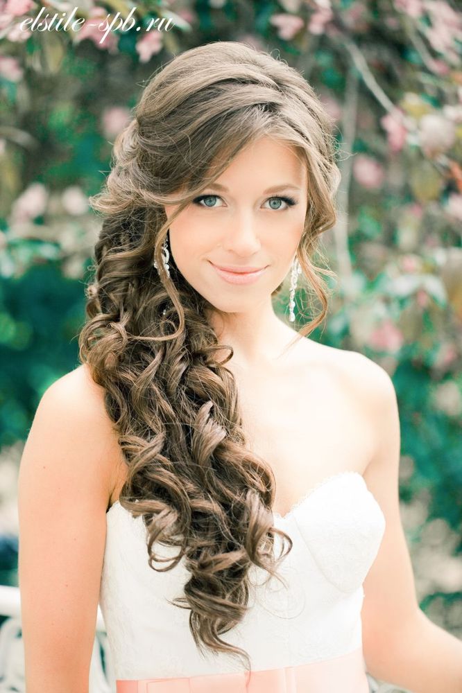 На фото: свадебные прически на длинные волосы: распущенные локоны волос.