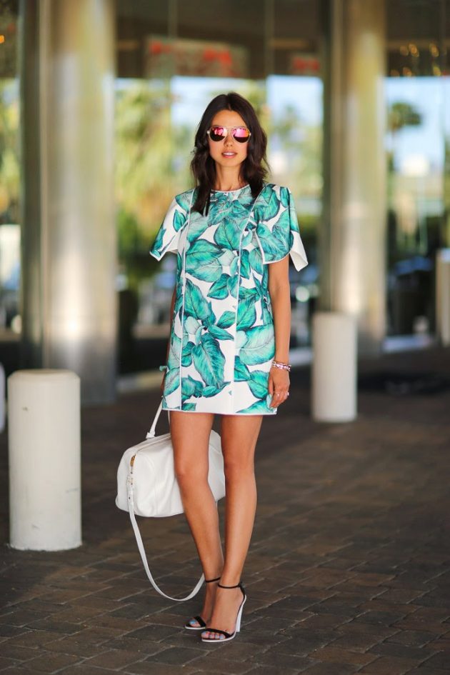 На фото: новый модный лук - платье с тропическим принтом.