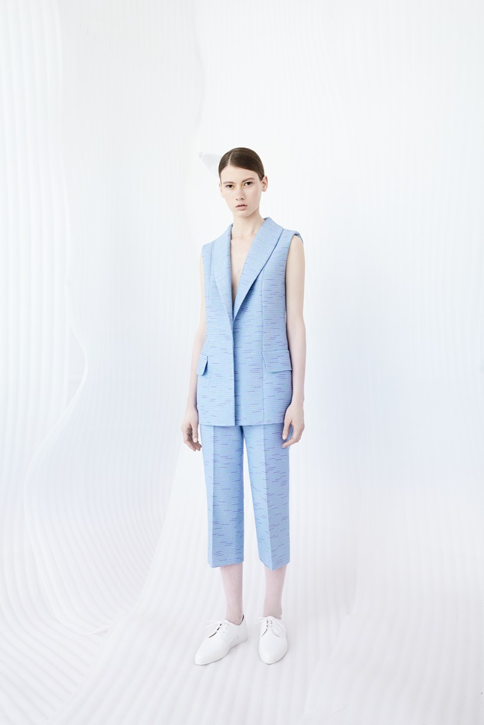 В сезоне весна-лето 2017 Надя Дзяк фокусируется на романтике женственности, сотканной из нежных воланов, цветочных узоров и стиля барокко.