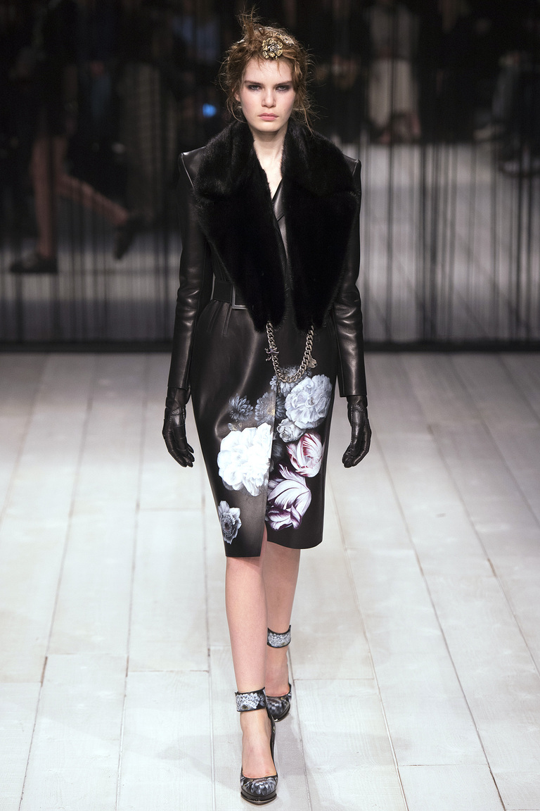 На фото: утепленная куртка с меховой отделкой из коллекции Alexander McQueen.
