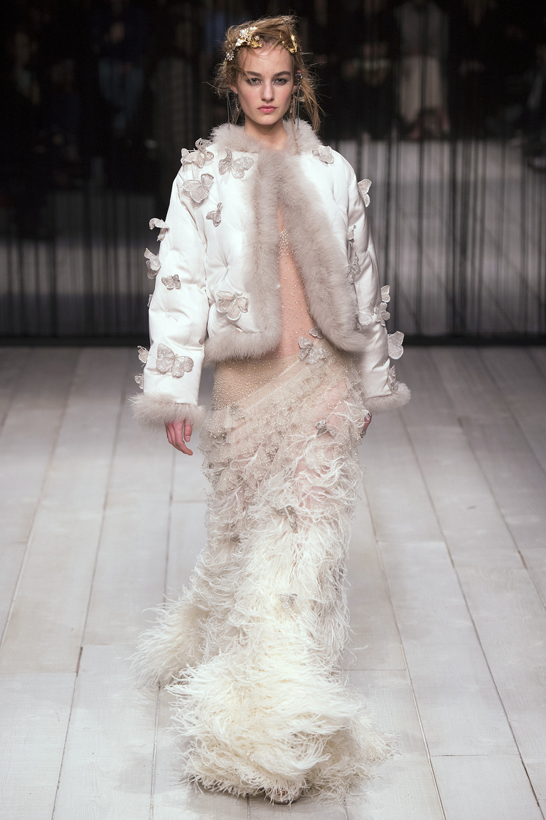 На фото: утепленная куртка с меховой отделкой из коллекции Alexander McQueen.