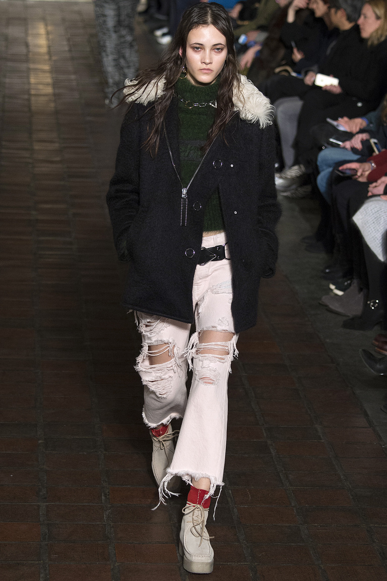 На фото: куртки из денима – тренд осени 2016 и зимы 2017 из коллекции Alexander Wang.