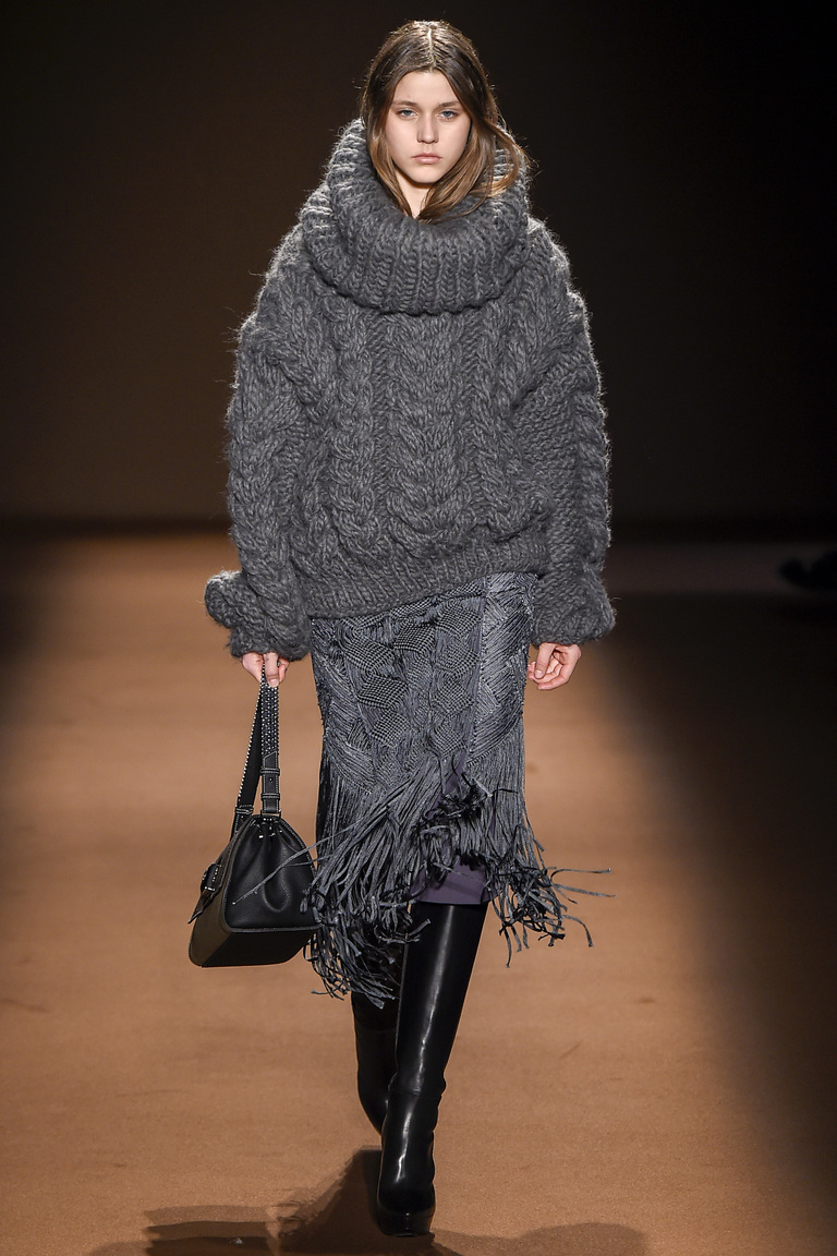 Фото модной кофты крупной вязки осень 2015 - зима 2016 с серой модной юбкой – Andrew Gn
