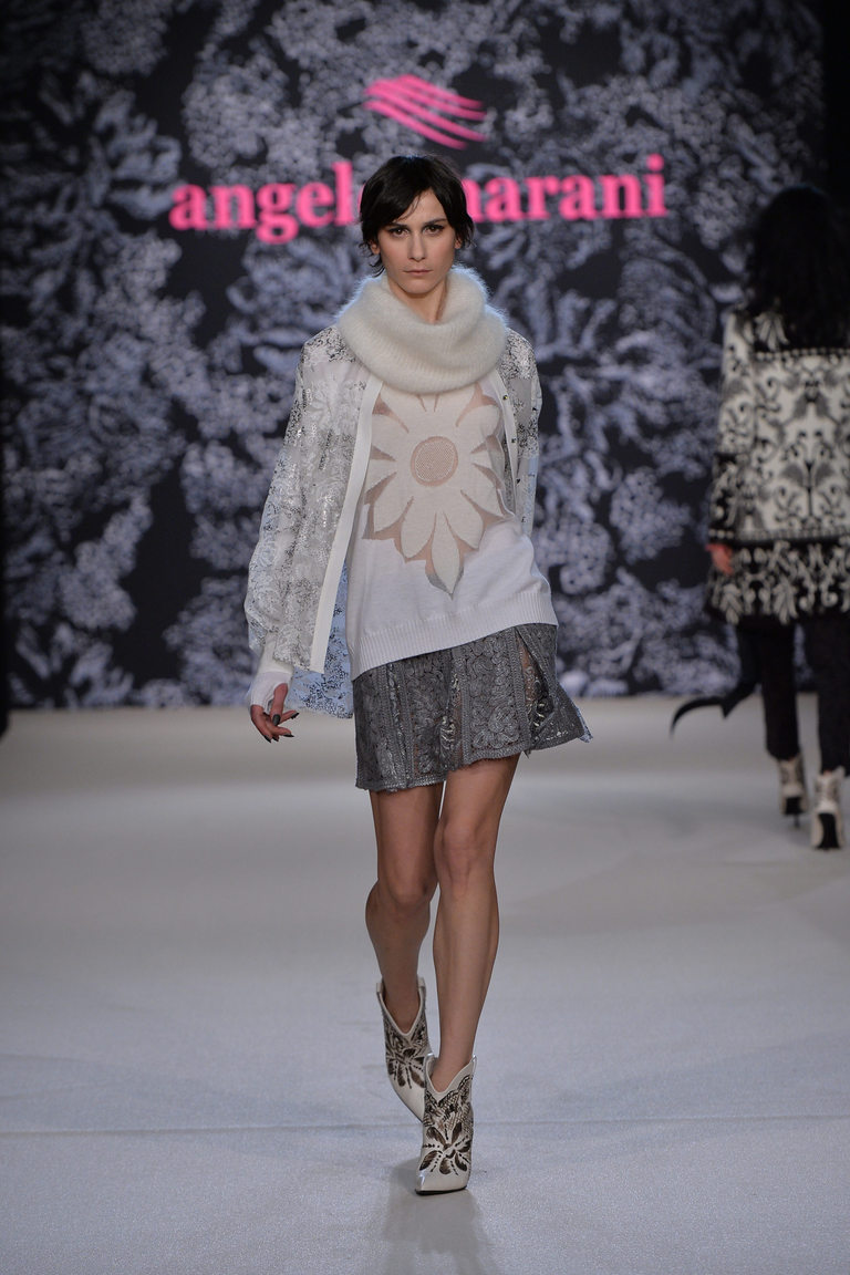 На фото модная кофта осень-зима 2016-2017 с винтажным принтом из коллекции Angelo Marani.