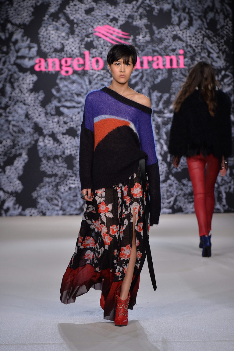 На фото модная кофта осень-зима 2016-2017 с абстрактным орнаментом из коллекции Angelo Marani.