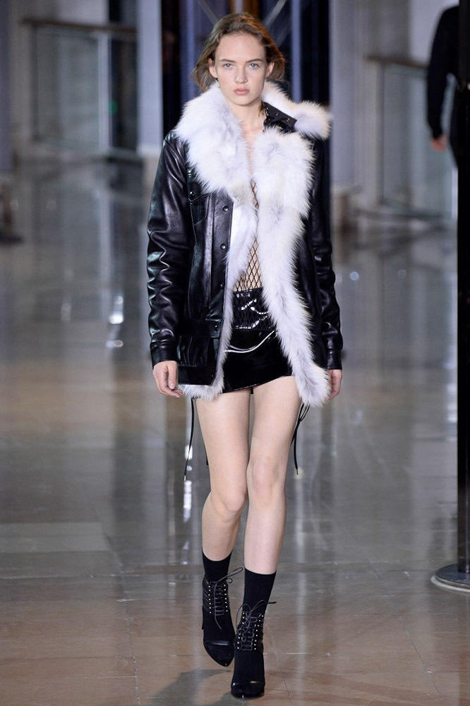 На фото: куртка из кожи осень-зима 2016-2017 из коллекции Anthony Vaccarello.