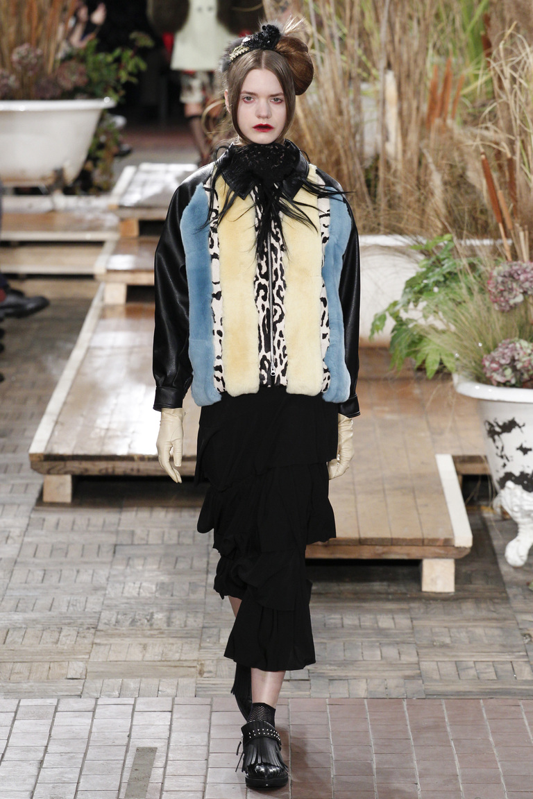 На фото: укороченная куртка осень-зима 2016-2017 из коллекции Antonio Marras.