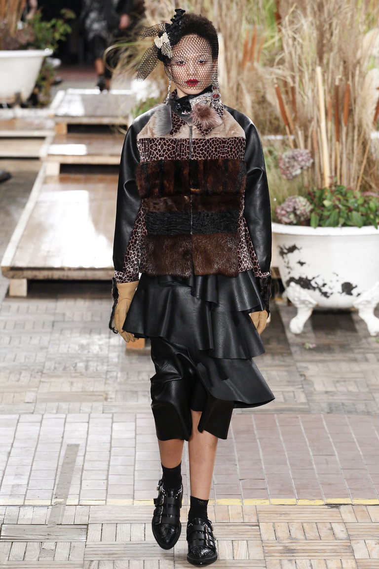 На фото: укороченная куртка осень-зима 2016-2017 из коллекции Antonio Marras.