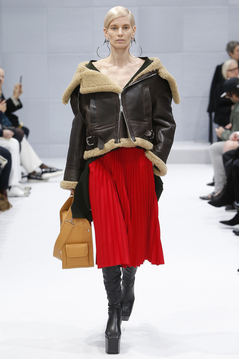 На фото: куртки из денима – тренд осени 2016 и зимы 2017 из коллекции Balenciaga.