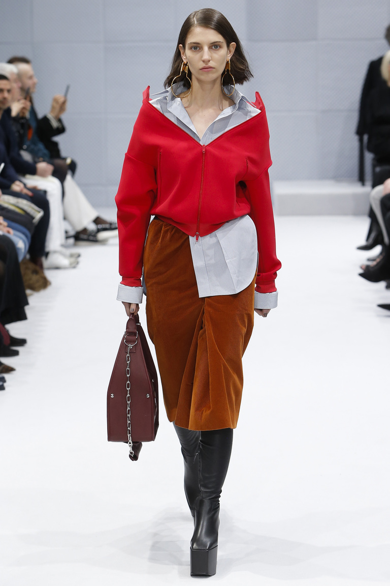 На фото модная кофта осень-зима 2016-2017 красного цвета из коллекции Balenciaga.