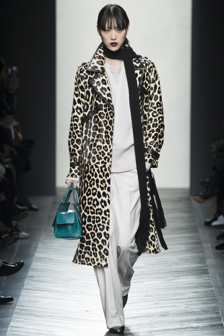 Пальто с леопардовым принтом сезона зима 2016-2017, представленные на фото из коллекции Bottega Veneta.