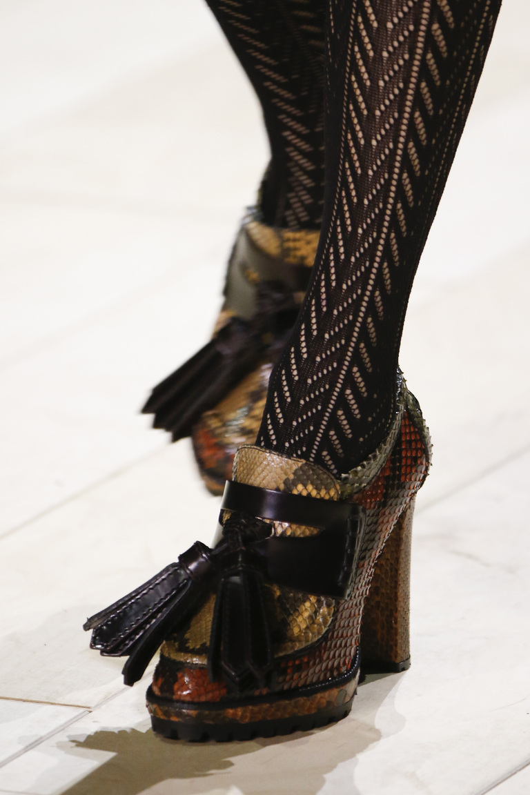 На фото: обувь осень-зима 2016-2017: ультравысокие платформы из коллекции Burberry.