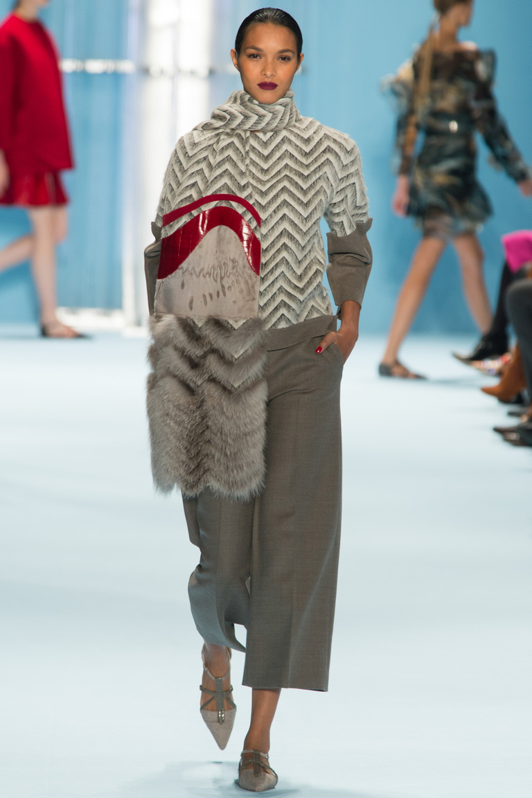 Модная кофта осень 2015 и зима 2016 с модными принтом и серыми широкими брюками – фото новинка в коллекции Carolina Herrera