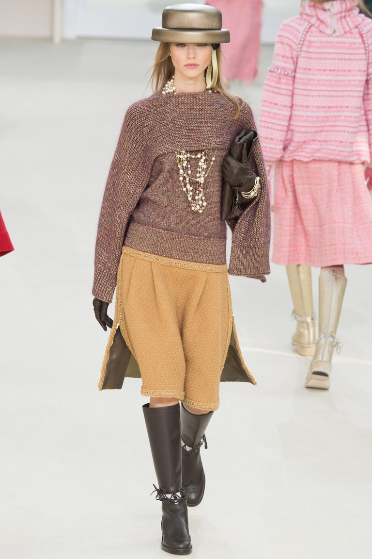 На фото модная кофта осень-зима 2016-2017 с абстрактным арнаментом из коллекции Chanel.