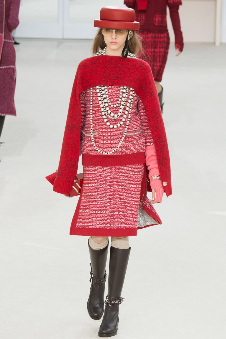 На фото модная кофта осень-зима 2016-2017 с абстрактным арнаментом из коллекции Chanel.