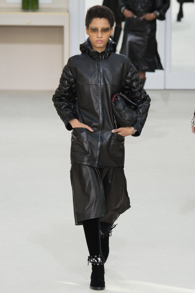 На фото: куртки из денима – тренд осени 2016 и зимы 2017 из коллекции Chanel.