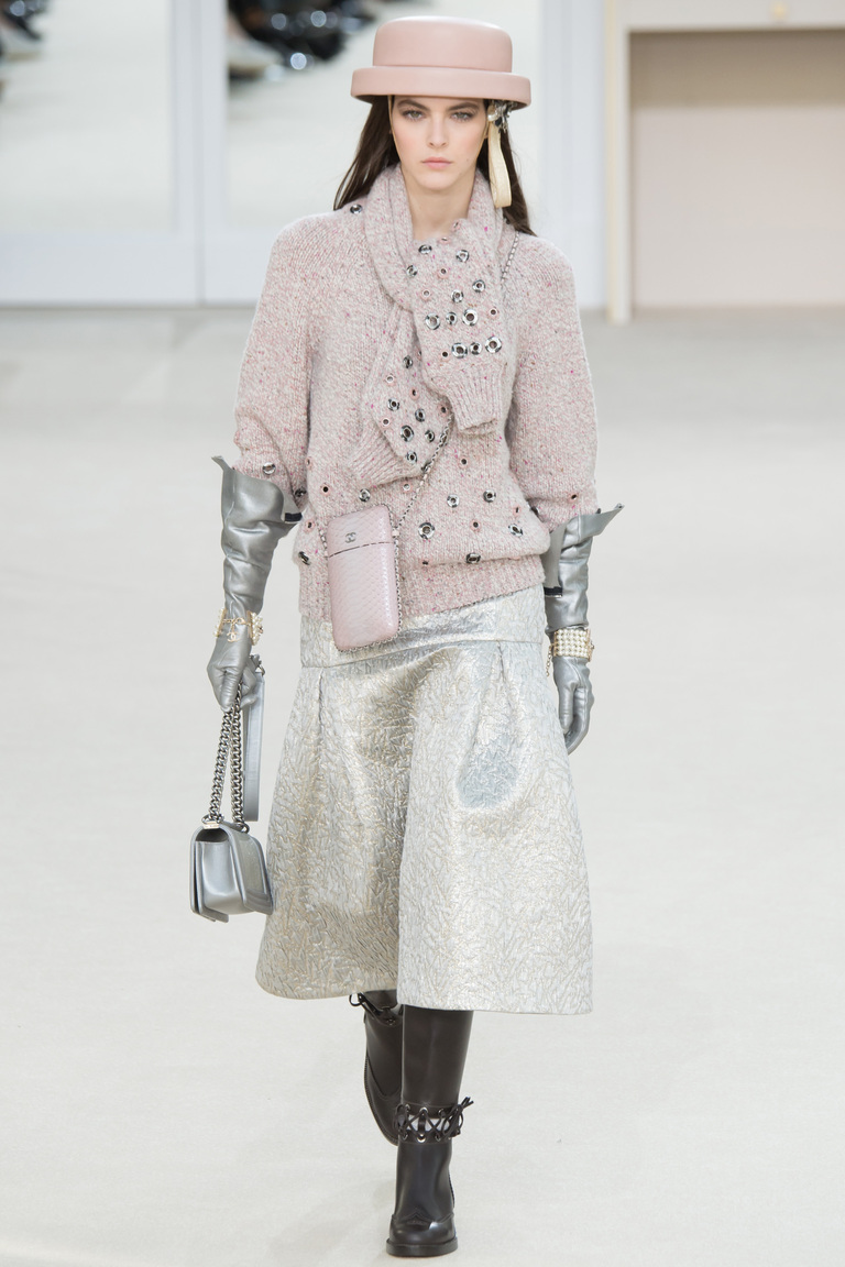 На фото модная кофта осень-зима 2016-2017 из коллекции Chanel.