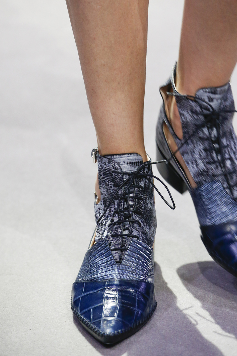 На фото: обувь осень-зима 2016-2017: варианты шнуровки из коллекции Christian-Dior.