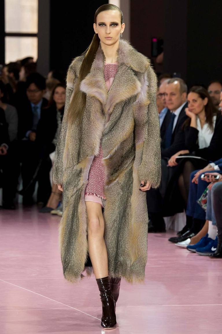 Модная шуба осень-зима 2016-2017 от Christian Dior. Именно необычные оттенки меха популярны в этом сезоне. Будьте оригинальными. И чтобы новые модные оттенки шуб «не били по карману» каждый сезон, вы вполне можете выбрать шубу из искусственного меха – не прогадаете!