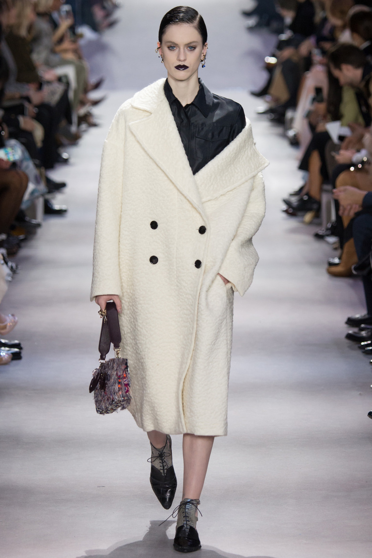 На фото: объемное пальто в стиле оверсайз осень-зима 2016-2017 из коллекции Christian Dior.