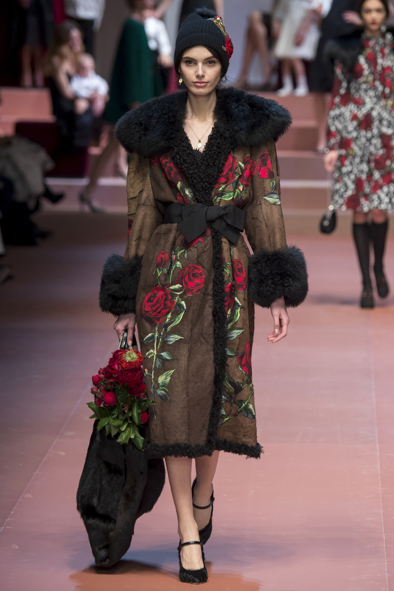 Невероятно красивая, оригинальная, роскошная и очень модная дубленка с цветочными рисунками – фото новинка сезона осень-зима 2015-2017 Dolce & Gabbana.