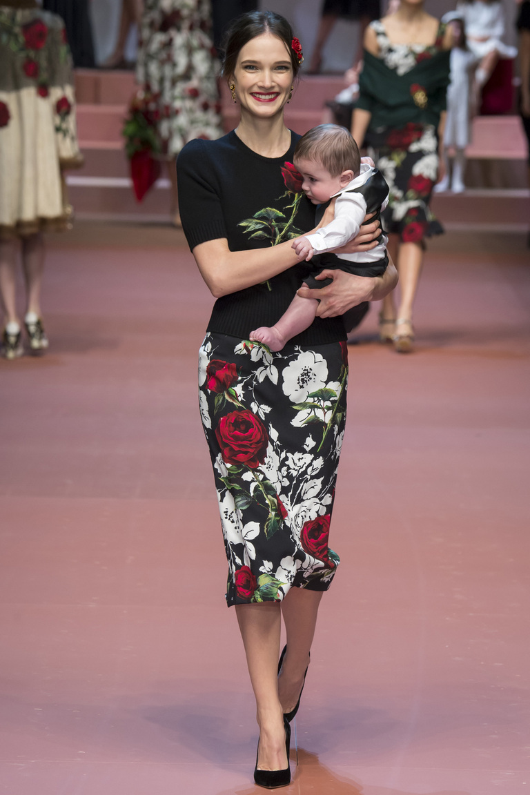 Модная юбка с цветами – фото модной одежды осень-зима 2015-2017 – Dolce & Gabbana.