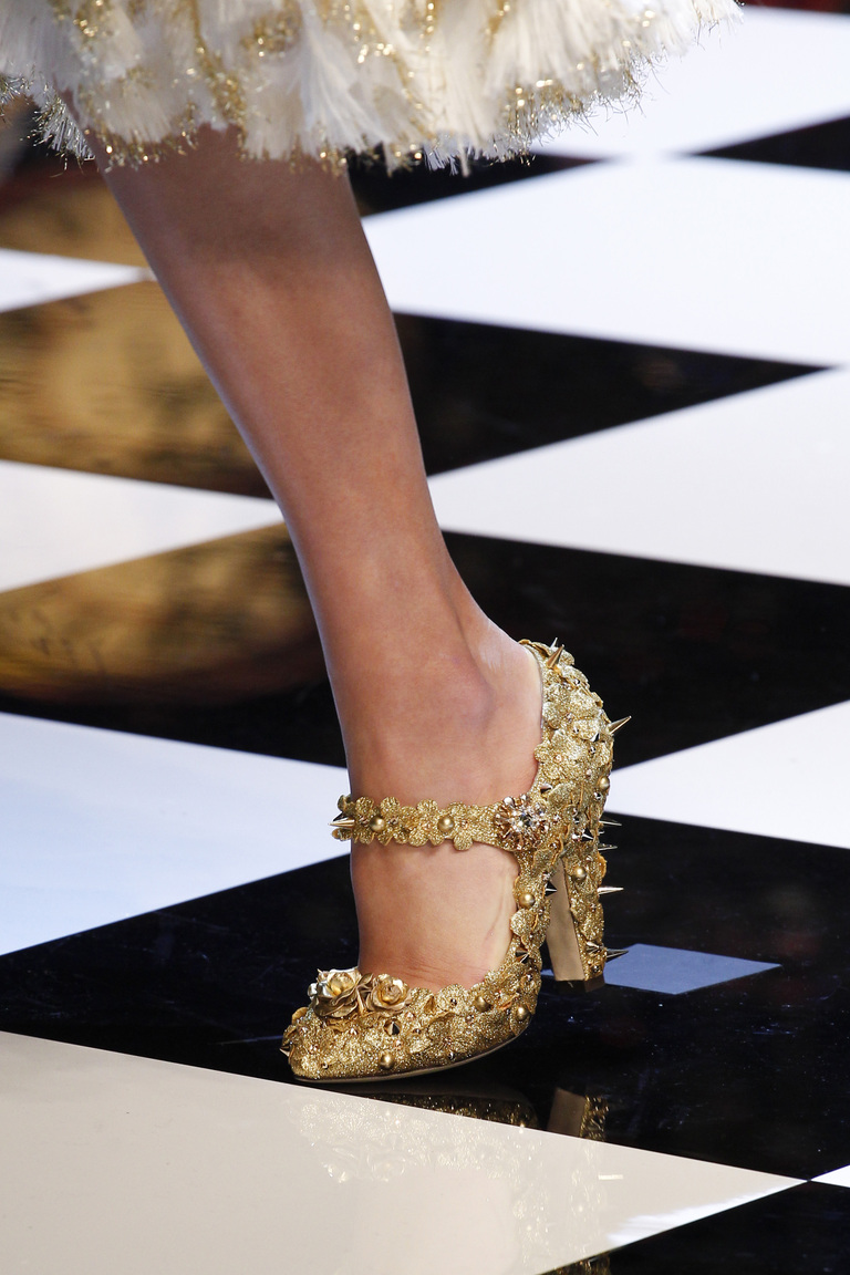 На фото: блестящие детали и металлическая кожа Актуальная обувь сезона осень/зима 2017 из коллекции Dolce-Gabbana.
