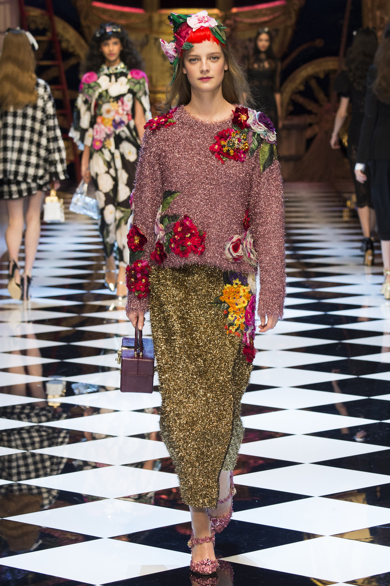 На фото модная кофта осень-зима 2016-2017 с цветочным принтом из коллекции Dolce & Gabbana.