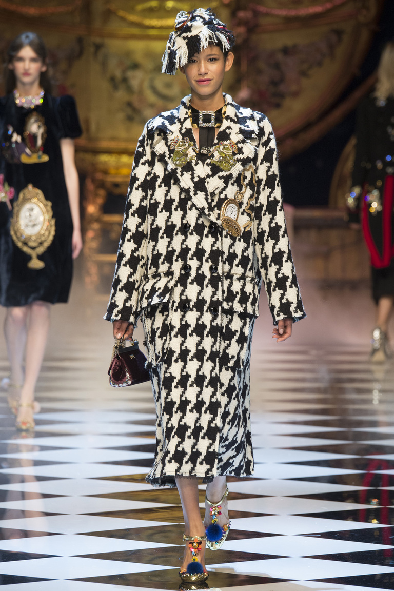На фото: пальто дафлкот из коллекции Dolce-Gabbana.