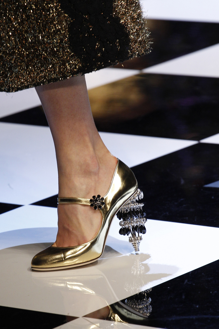 На фото: блестящие детали и металлическая кожа Актуальная обувь сезона осень/зима 2017 из коллекции Dolce-Gabbana.