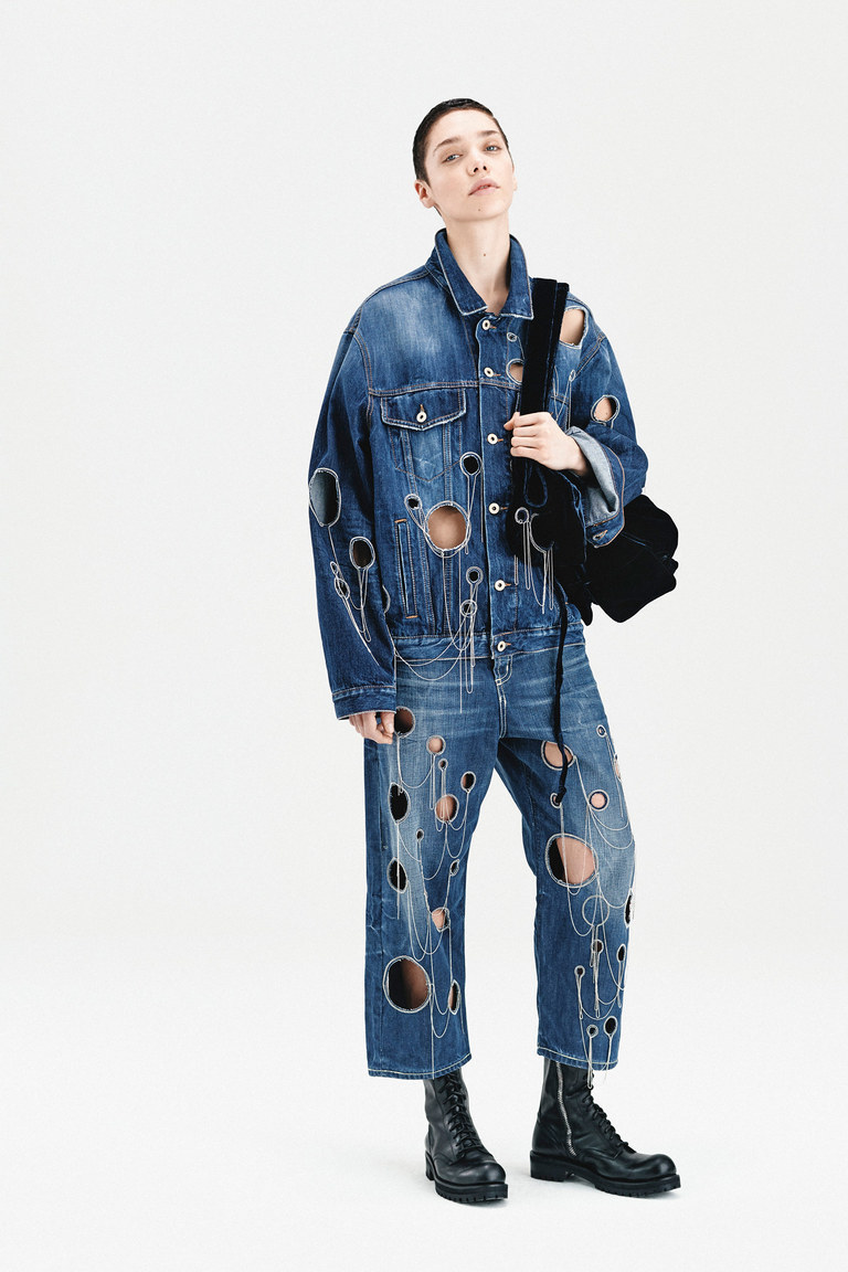 На фото: куртки из денима – тренд осени 2016 и зимы 2017 из коллекции Dondup.