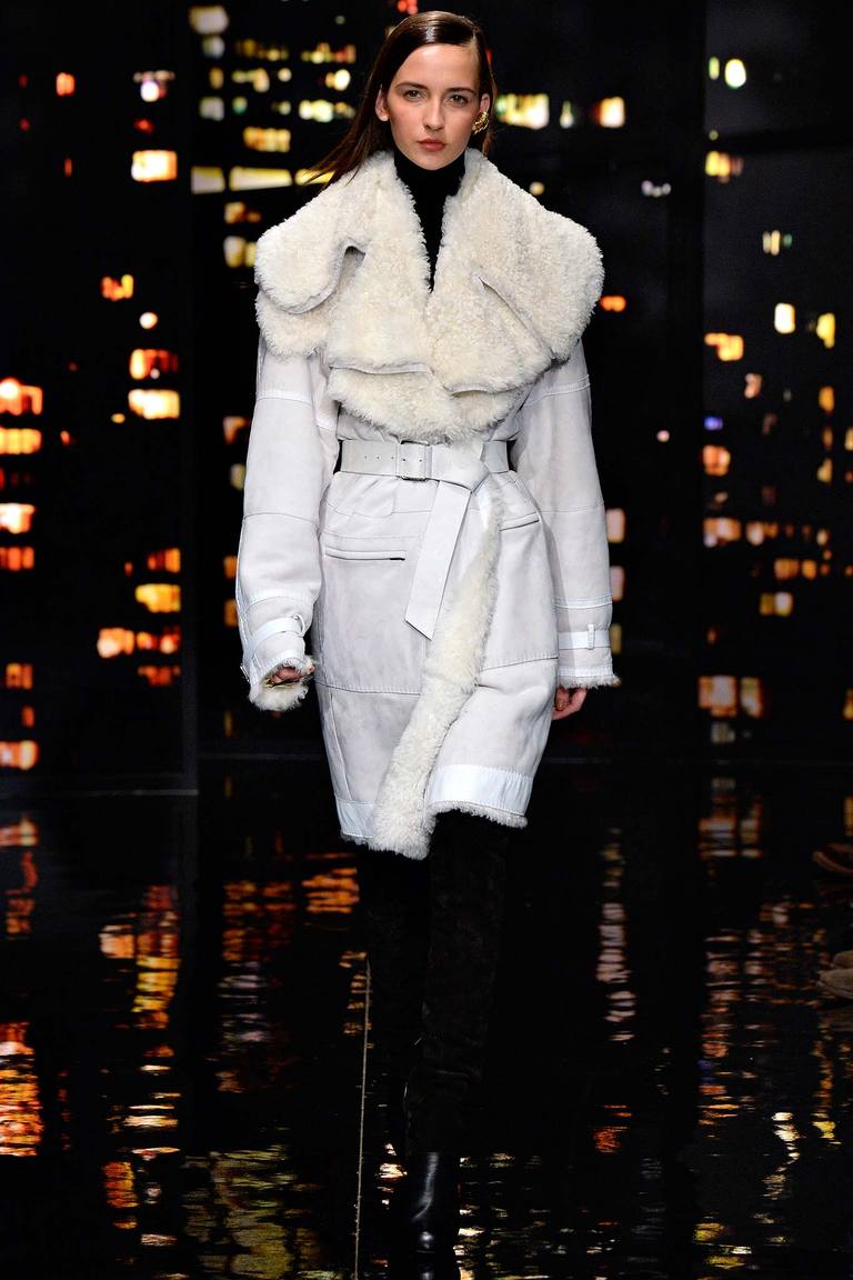 Белая модная дубленка осень-зима 2016-2017 мода фото – Donna Karan. Красивая вещь, которой лучше всего любоваться издалека, ведь это совсем не практичная вещь для зимы, хоть и красивая.