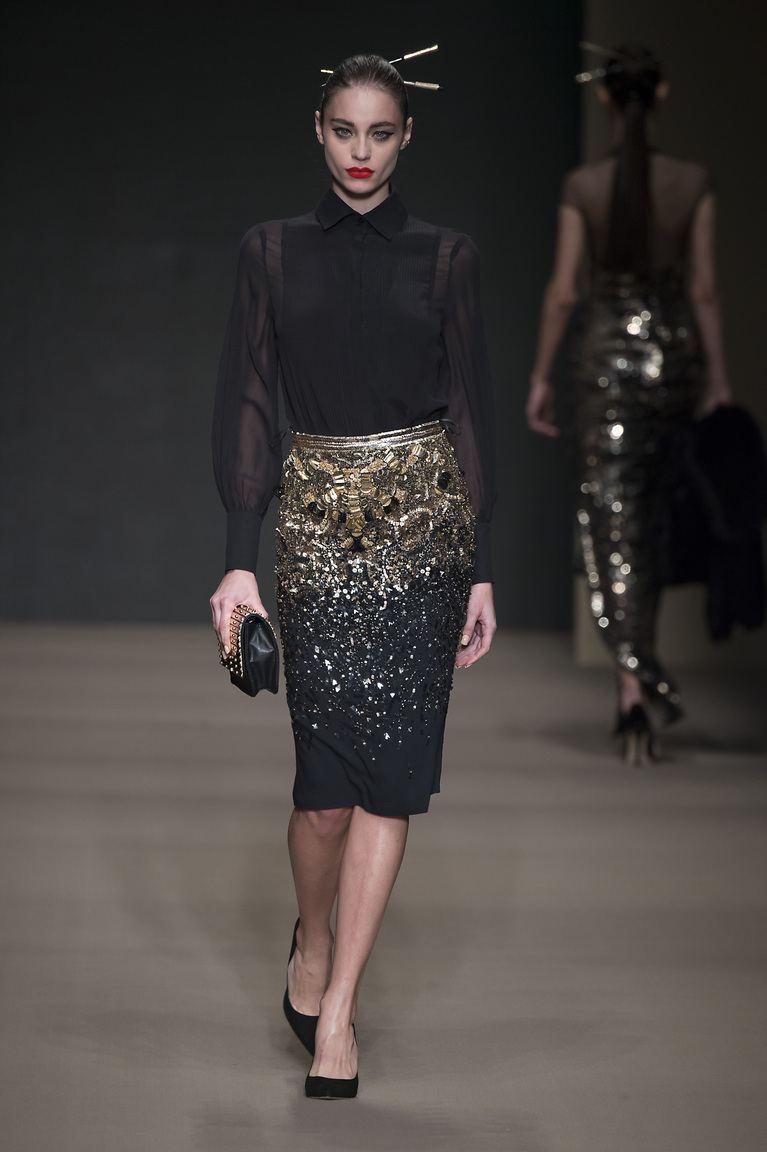 Модная юбка карандаш с золотыми вставками украшений – фото мода осень-зима 2015-2017 – Elisabetta Franchi