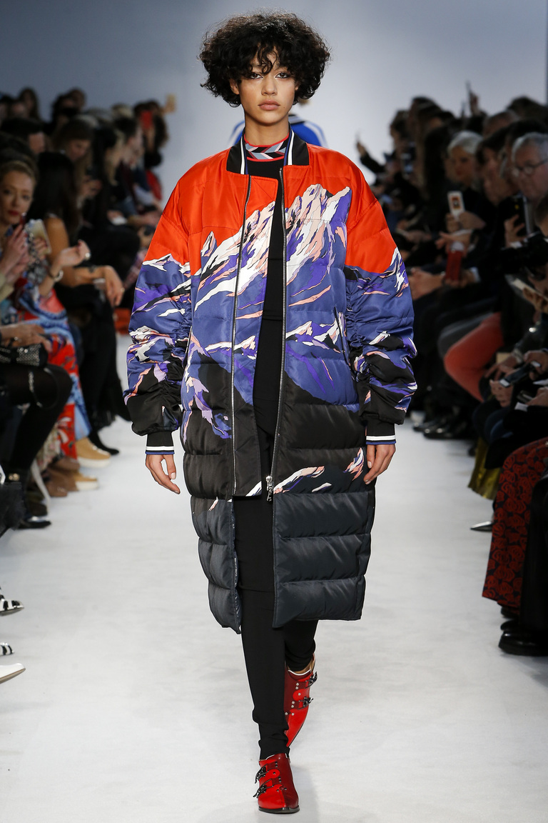 На фото: объемное пальто в стиле оверсайз с принтом осень-зима 2016-2017 из коллекции Emilio Pucci.