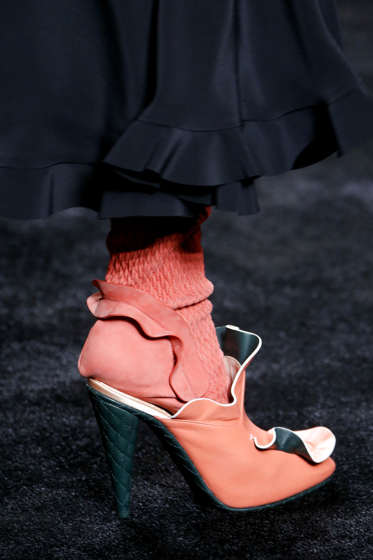 На фото: обувь осень 2016 – зима 2017: оборки, волны и рюши из коллекции Fendi.