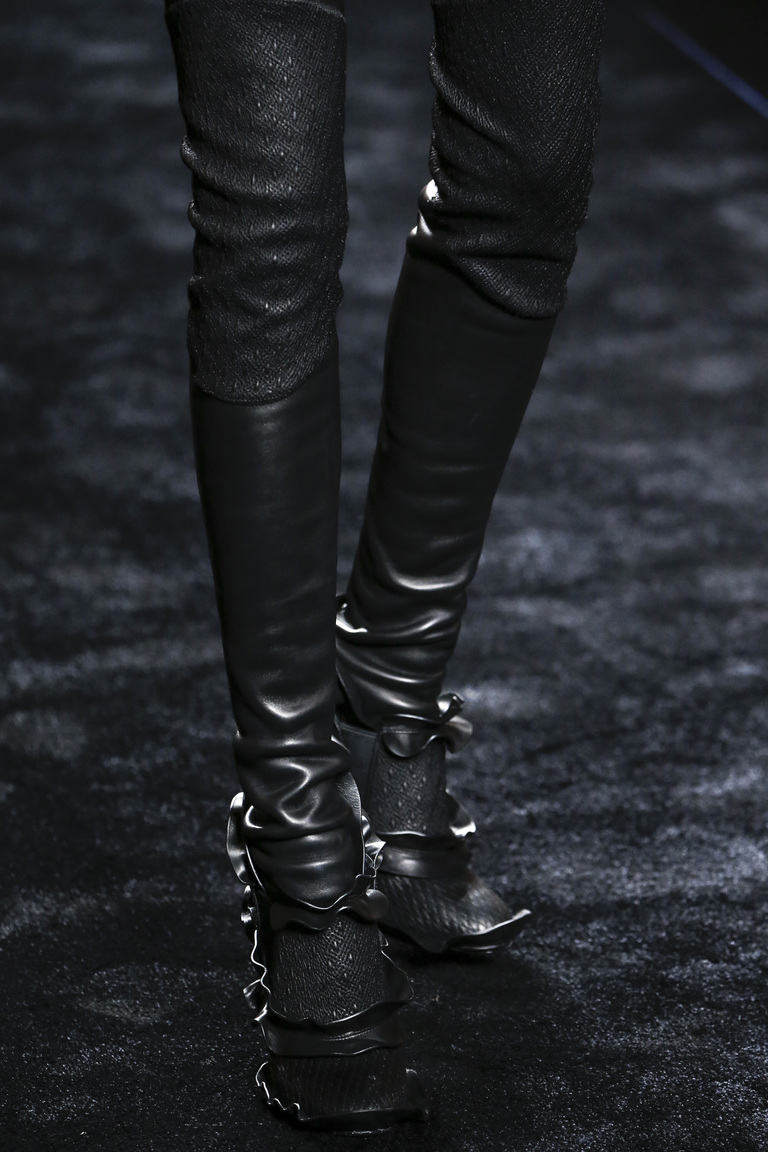 На фото: обувь осень 2016 – зима 2017: оборки, волны и рюши из коллекции Fendi.