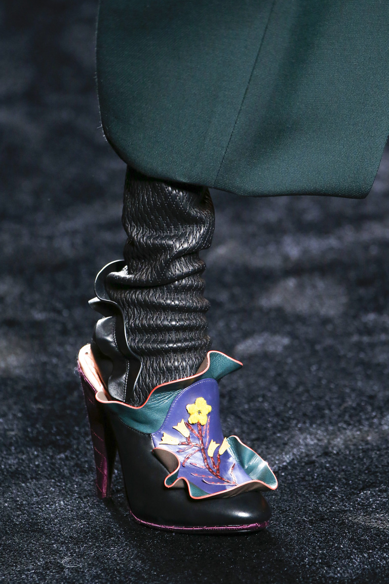 На фото: обувь осень 2016 – зима 2017: оборки, волны и рюши из коллекции Fendi.