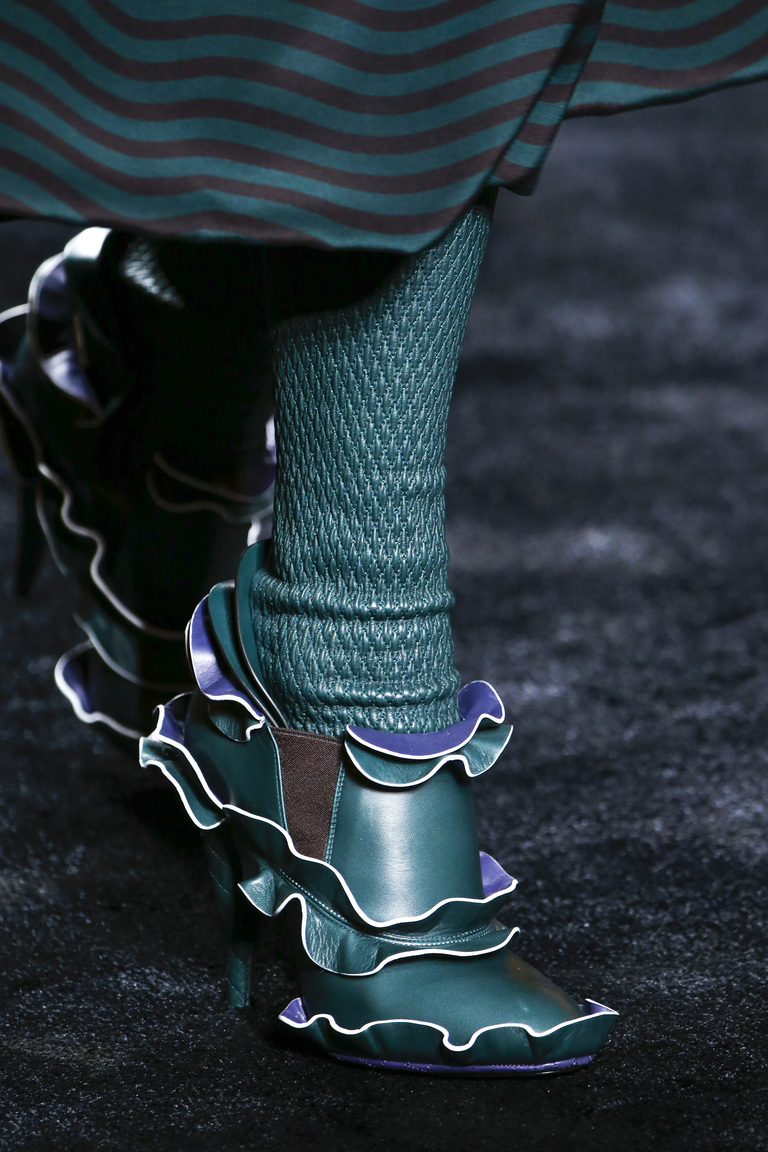 На фото: обувь осень 2016 – зима 2017: оборки, волны и рюши из коллекции Fendi.